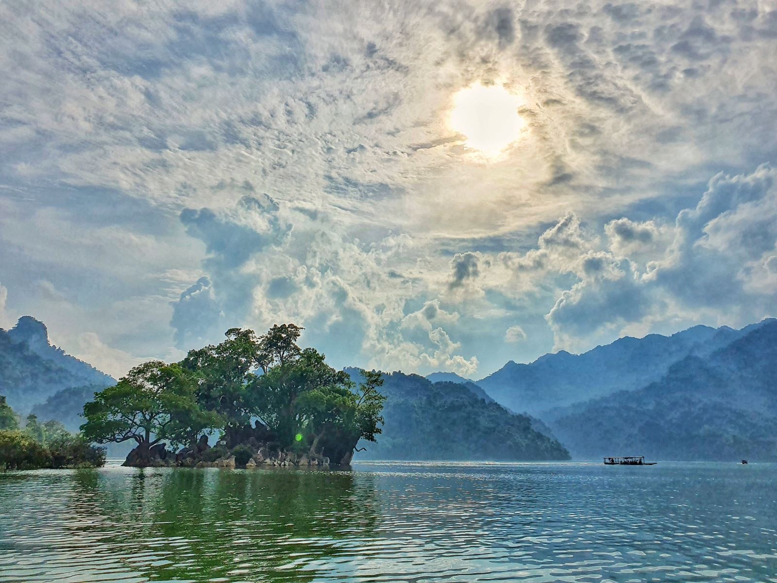 tour du lịch đông - tây bắc 15 ngày 14 đêm 