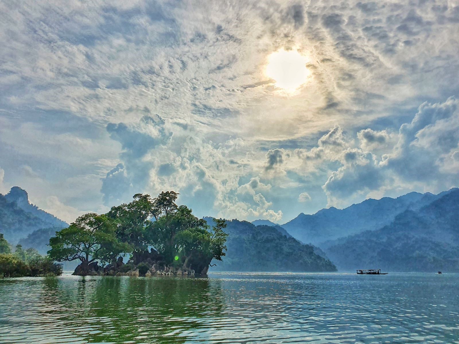 Tour du lịch Đông - Tây Bắc Mùa Xuân 15 ngày 14 đêm